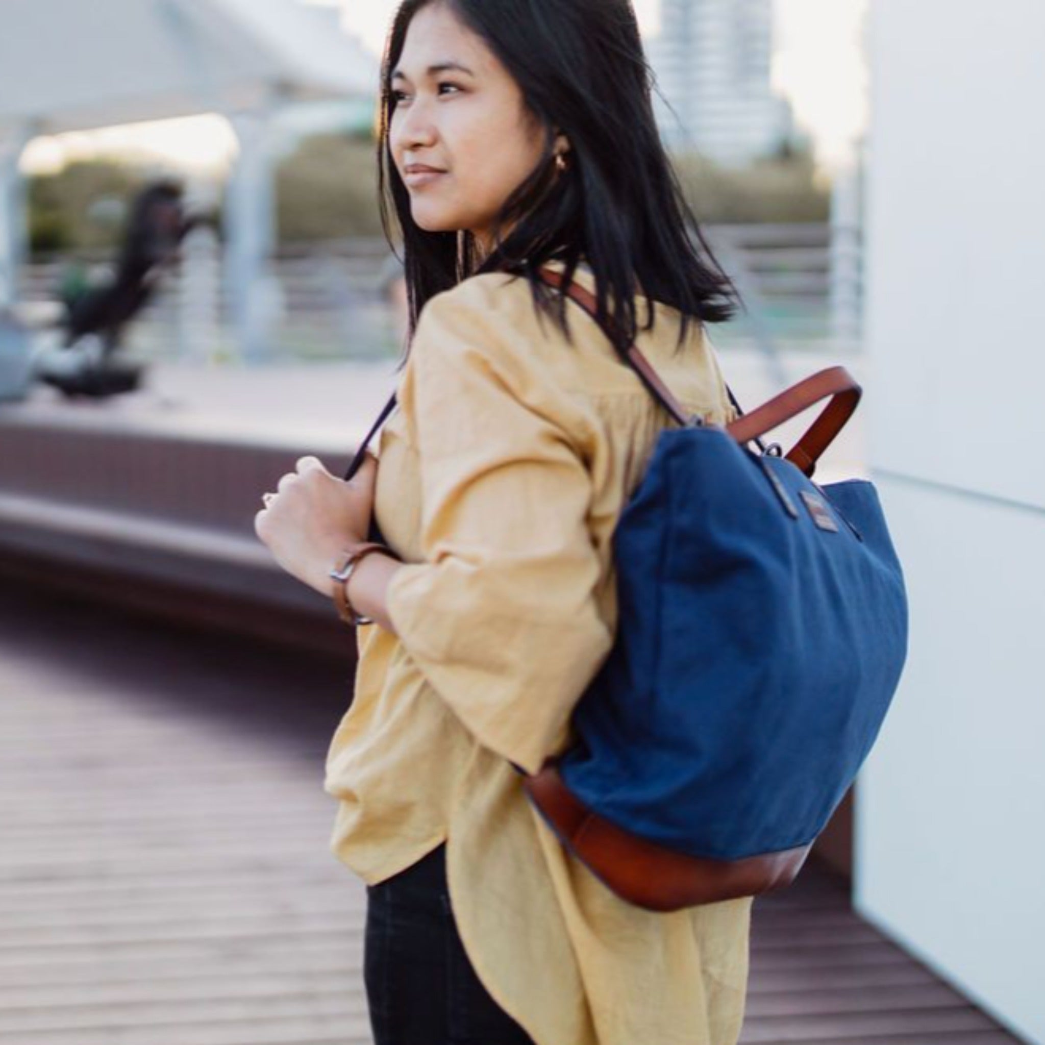 Handbag that store turns into backpack